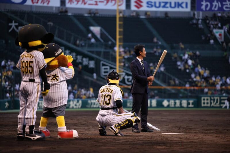日刊スポーツが、阪神タイガース「オーダースーツSADA DAY」のファーストピッチセレモニーで、中西清起さんに、SADA製タイガーススーツで投げて頂いたことを取り上げてくれました(^^)のアイキャッチ画像