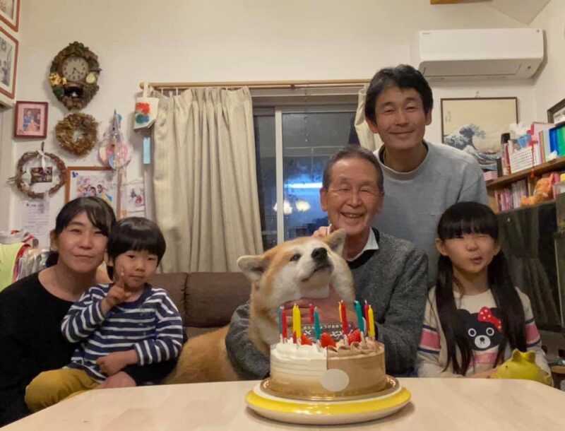 秋田犬さっちゃんの12歳の誕生日会を、家族みんなでやりました!のアイキャッチ画像