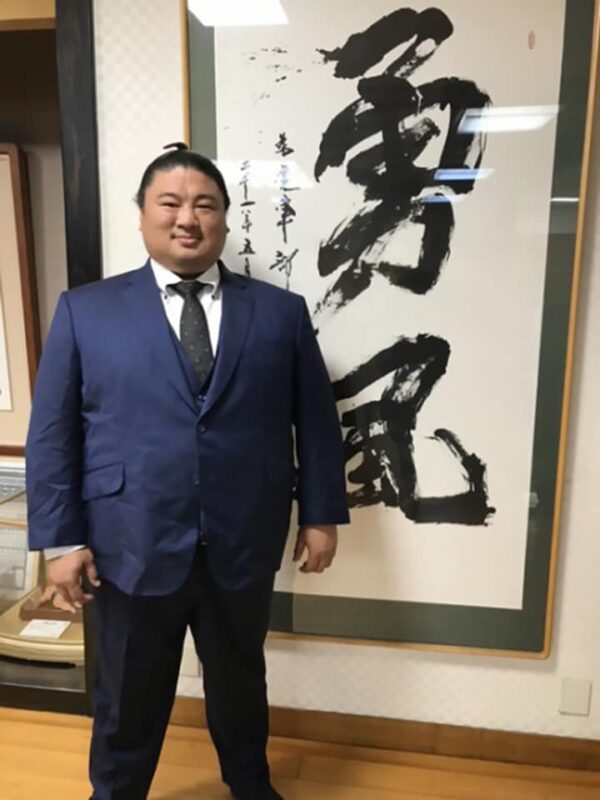 元関脇嘉風関、現中村親方である嘉風雅継さまが、SADAでお仕立てしたオーダースーツ姿のお写真を下さいました!のアイキャッチ画像