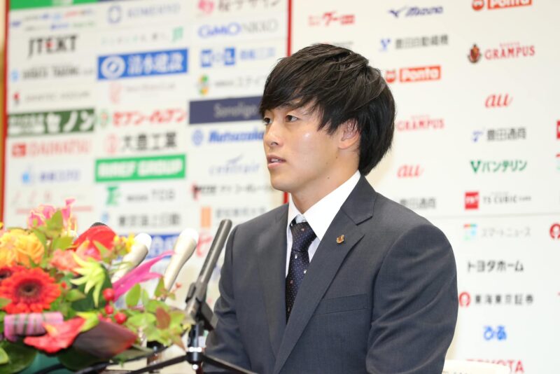 SADAが提供するグランパス公式オーダースーツ姿でW杯メンバー選出会見に臨んでくれた相馬勇紀選手の写真を発見。のアイキャッチ画像