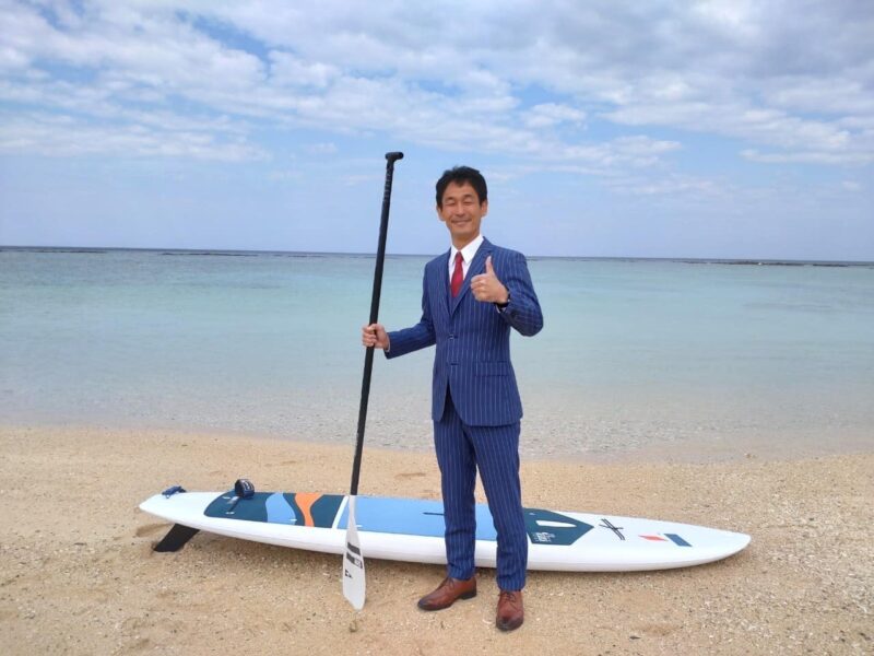 実は先日、世界自然遺産に認定された徳之島にて、釣りの合間に、オーダースーツでSUP(Stand Up Paddleboard)に挑戦して参りました!のアイキャッチ画像