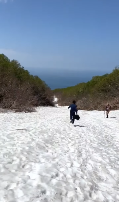 北海道の百名山、羅臼岳の雪渓を、ビジネススーツで駆け降りる者あり(^^)のアイキャッチ画像