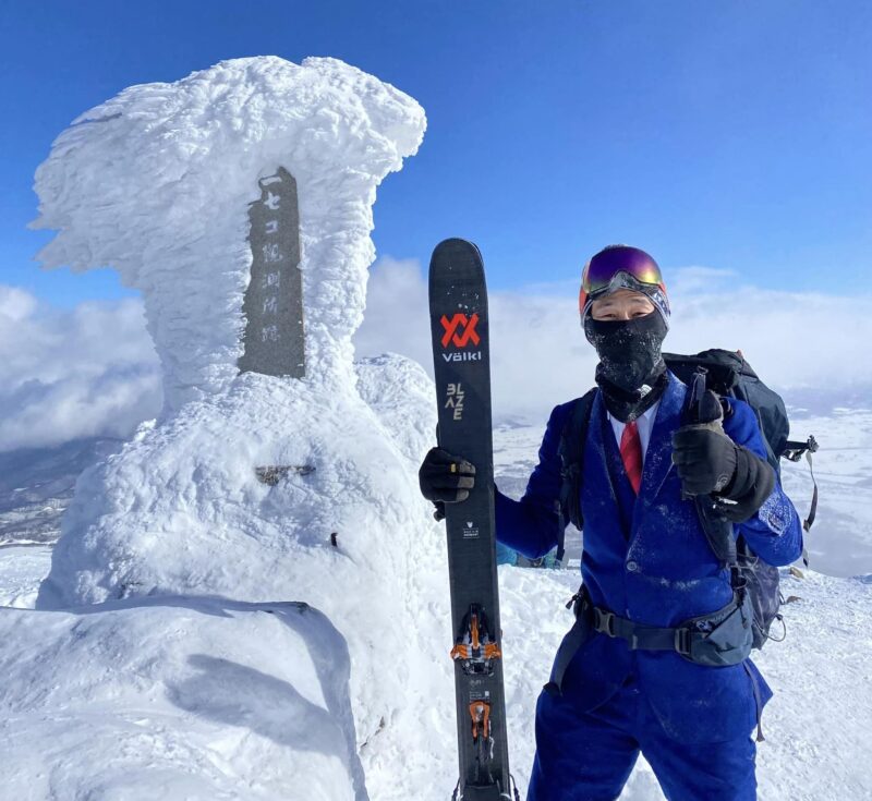 SADAのオーダースーツで、厳冬期のニセコアンヌプリ(日本300名山)登頂に成功!そこからバックカントリースキーで、極上のパウダースノーを滑りまくって参りました!のアイキャッチ画像