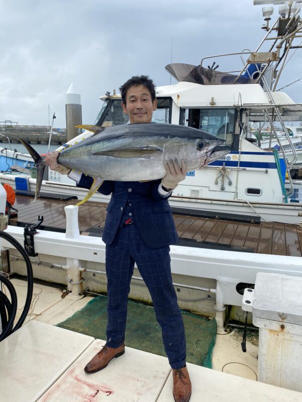 お笑いコンビ「キングコング」の梶原雄太さんのYouTubeチャンネル「カジサックの部屋」で、ご家族からの誕生日プレゼントとして、SADAのオーダースーツを、カジサックさんにお仕立てさせて頂きました!のアイキャッチ画像