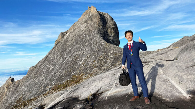 「オーダースーツでキナバル山登山！」が海外メディアで取り上げられました！のアイキャッチ画像