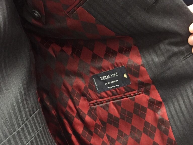 スーツのポケットに物を入れすぎないのが、美しさの鉄則のアイキャッチ画像