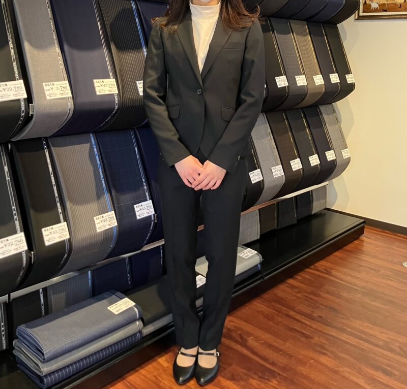 [入社式]どんな場面でも使えるブラックスーツのアイキャッチ画像