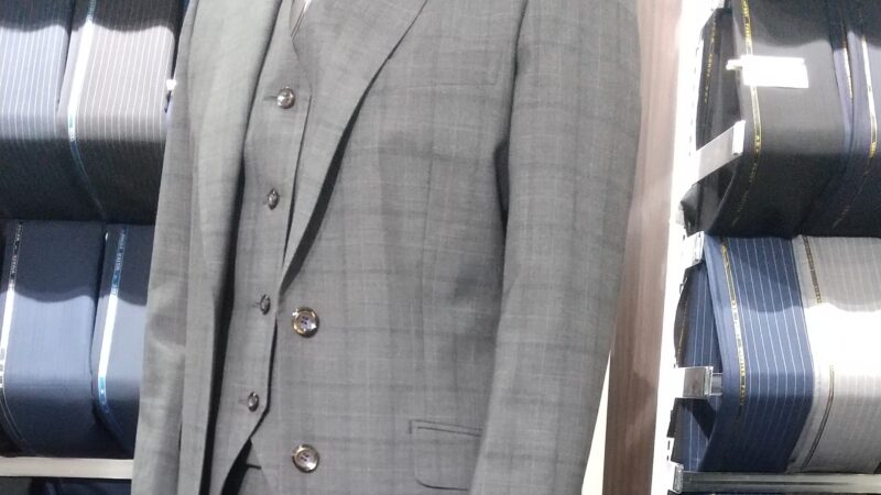 ハンサムを纏うグレーチェックのスリーピーススーツのアイキャッチ画像