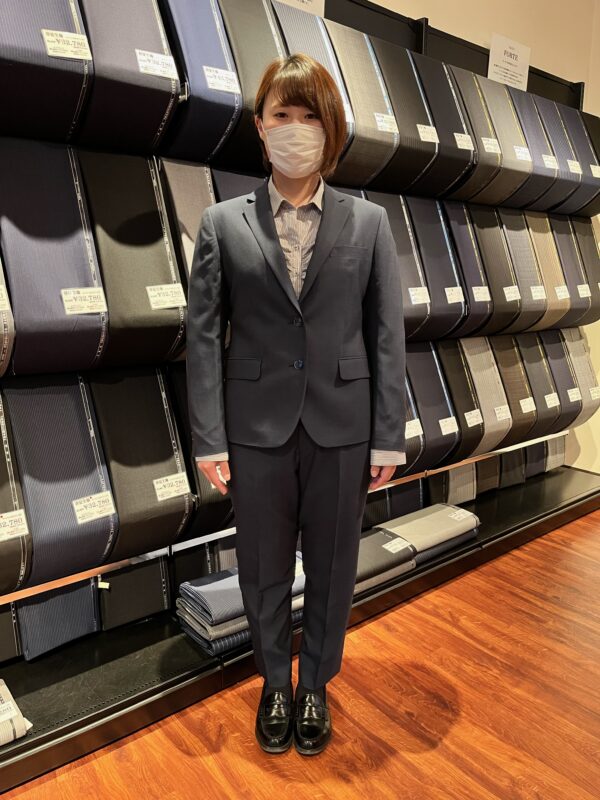 春夏シーズンに合わせた爽やかなブルースーツのアイキャッチ画像