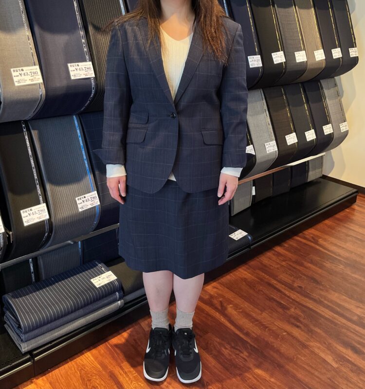 春夏らしいブルーでお洒落なウィンドウペンスーツのアイキャッチ画像