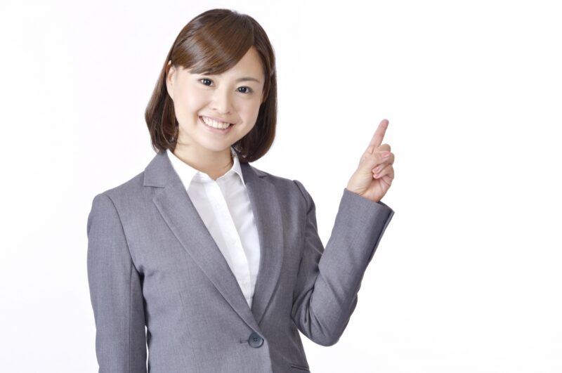 レディーススーツでインナーが与える印象とは?シーン別おすすめシャツも併せて紹介のアイキャッチ画像