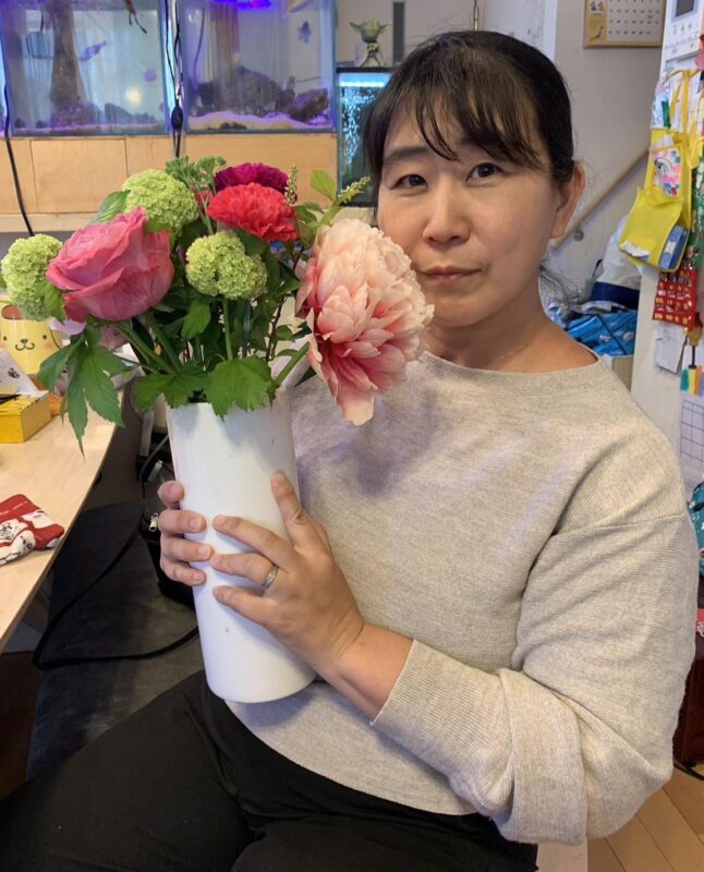 母の日、ギリギリセーフ！羽田空港帰りに閉店間際のお花屋さんに駆け込み、我が家の美人のお母さんに花束をプレゼント！のアイキャッチ画像