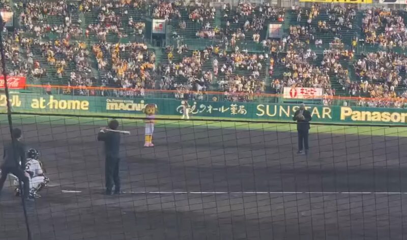 甲子園のファーストピッチセレモニー、マテンロウのお二人にピッチャー役とバッター役を、私は審判役をやらせて頂きました！のアイキャッチ画像