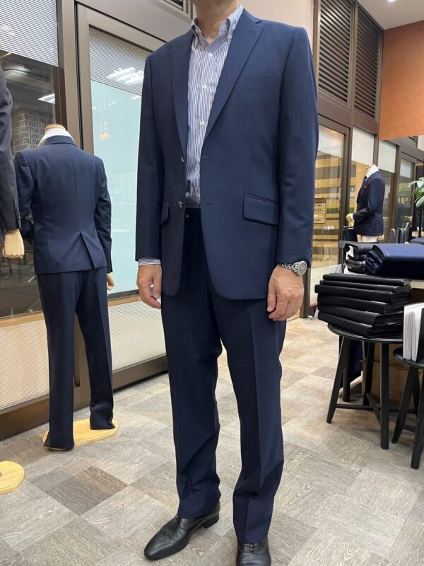 [アーカイブ] 上品さを感じさせる光沢ネイビースーツのアイキャッチ画像