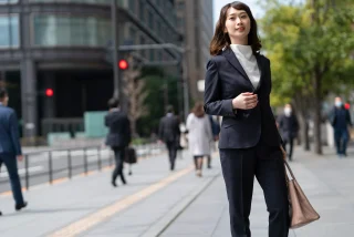 ロングヘアな女子は必見！ビジネスファッションに合わせたい夏のヘアアレンジのアイキャッチ画像