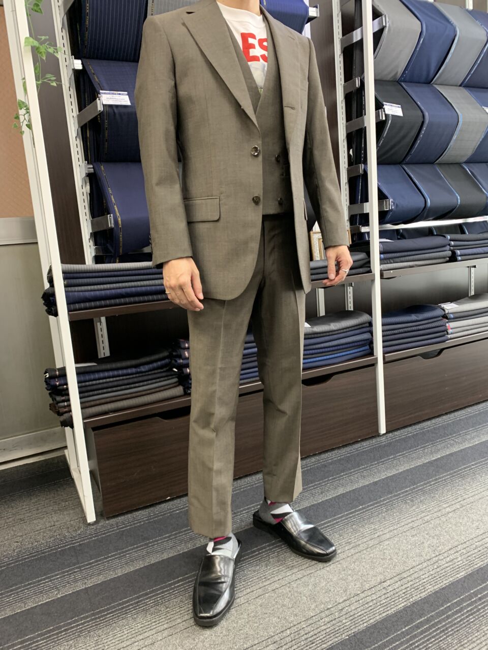 ANGELICO】ブラウン×無地 シングルスリーピース-大阪谷町店スーツ