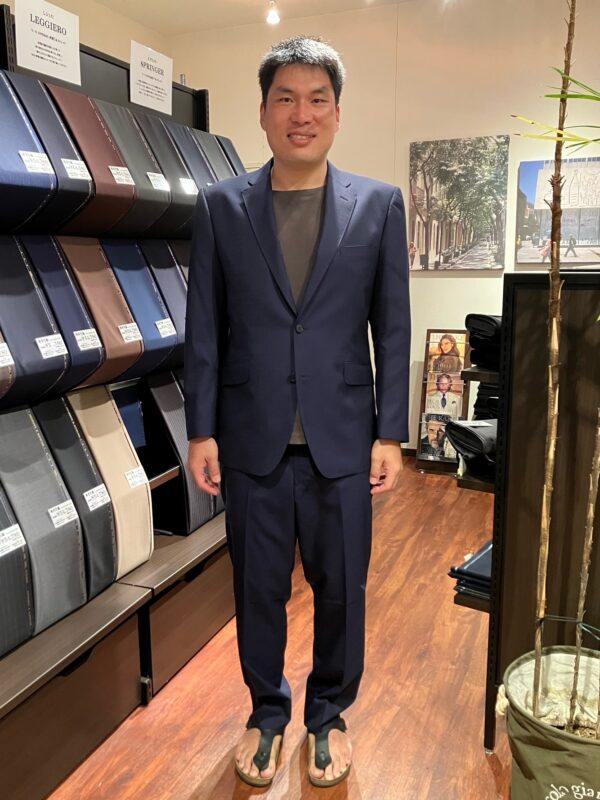 光沢と高級感のあるネイビースーツ【カノニコ】-福島郡山店スーツ 