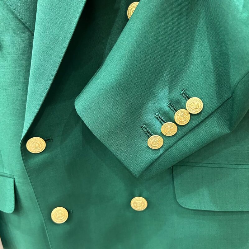 メタルボタンが際立つ、ダブルグリーンスーツのアイキャッチ画像