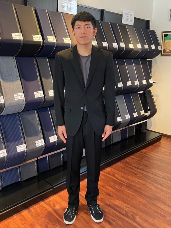 動きやすさとスタイリッシュさを兼ね備えたフォーマルスーツ!のアイキャッチ画像