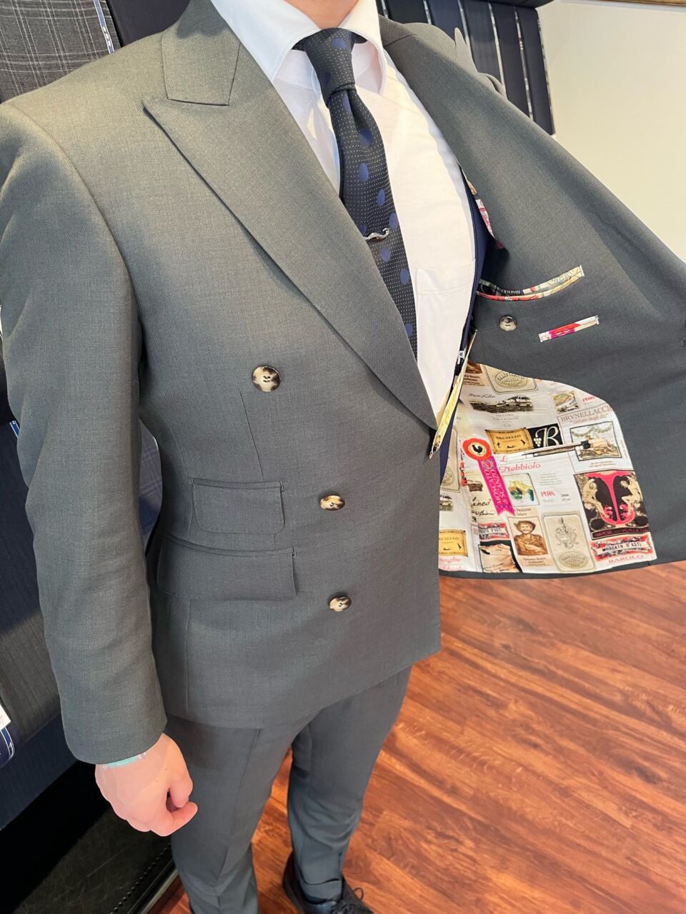 ダブル仕立てでお洒落な成人式用カーキスーツ-福島郡山店スーツ ダブル仕立てでお洒落な成人式用カーキスーツ-福島郡山店スーツ