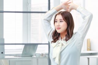 ロングヘアな女子は必見！ビジネスファッションに合わせたい夏のヘアアレンジのアイキャッチ画像