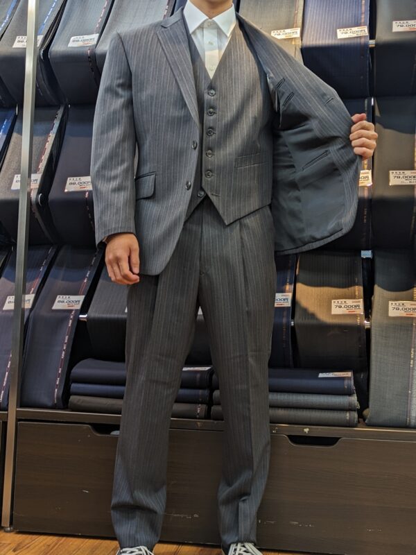 グレーストライプの大人っぽスーツ-仙台西多賀店スーツコレクション 