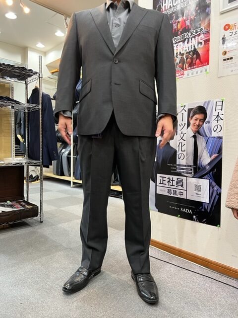 万能なチャコールグレー シングルスーツ-立川店スーツコレクション 