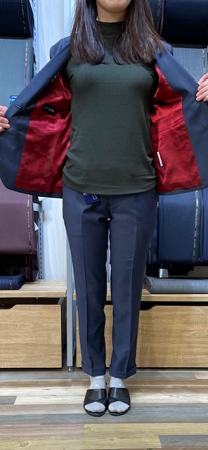 スタイリッシュなレディースパンツスーツのアイキャッチ画像