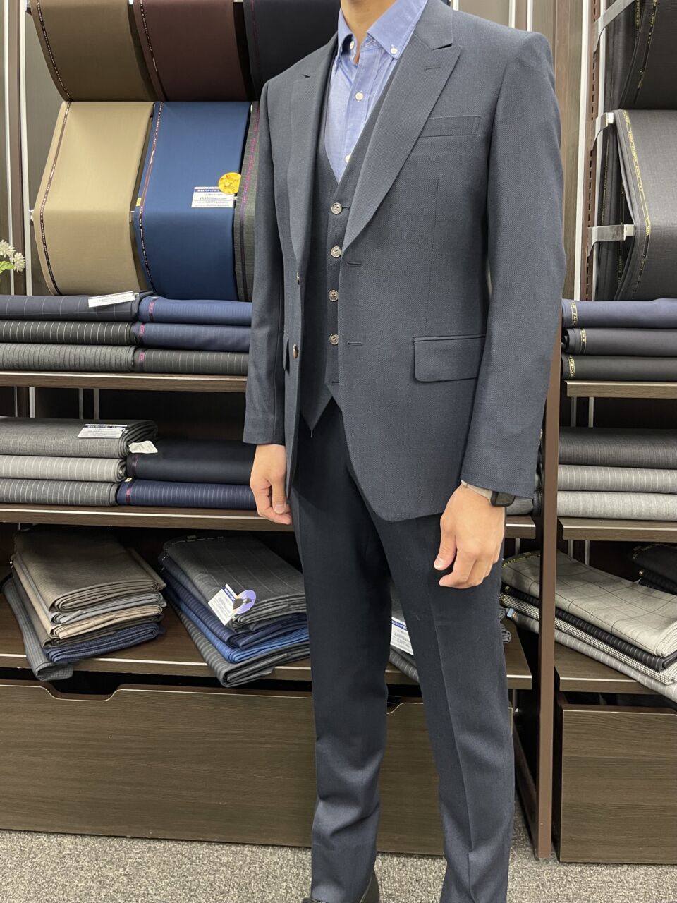 カジュアルな場面でも活躍「バーズアイ」-神戸三宮店スーツ