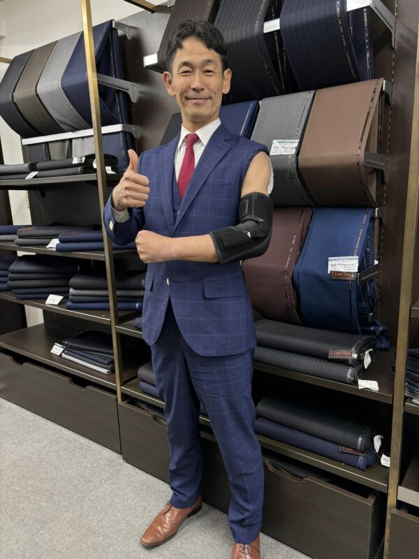 狩野英孝さんと、パンサーの尾形貴弘さんが、オーダースーツSADA宮城工場に来てくれました！のアイキャッチ画像