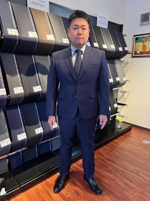 細身でスッキリ見えるネイビースーツ！のアイキャッチ画像