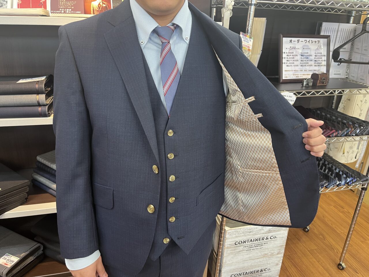 オシャレな紺ストのスリーピース-仙台西多賀店スーツコレクション 