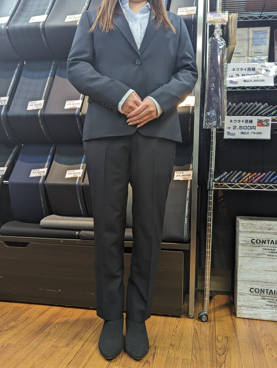 汎用性の高いネイビー無地のレディーススーツ-仙台西多賀店 汎用性の高いネイビー無地のレディーススーツ-仙台西多賀店