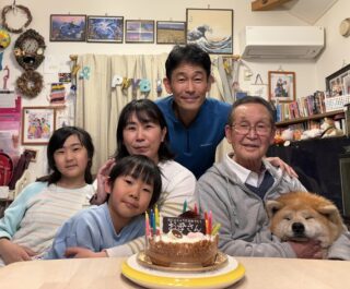 御先祖様たちと、秋田犬みぃちゃんの、年内最後のお墓参りに、家族で行って来ました。のアイキャッチ画像