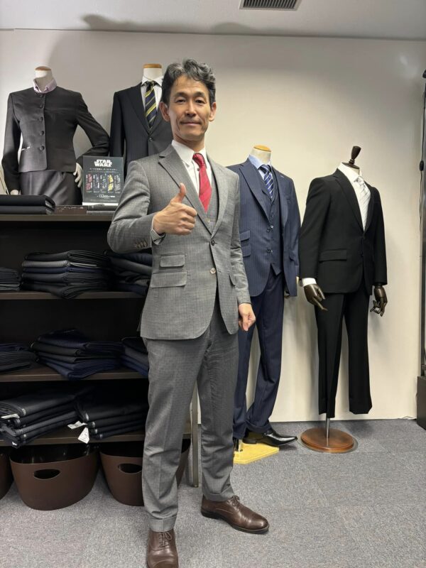 狩野英孝さんと、パンサーの尾形貴弘さんが、オーダースーツSADA宮城工場に来てくれました！のアイキャッチ画像