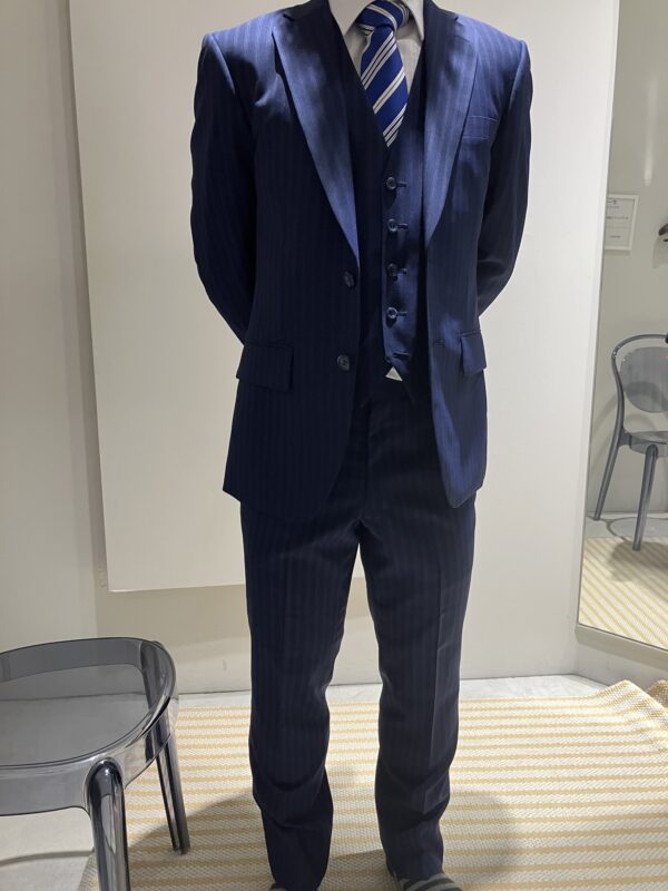 【トータルコーディネート】入学式用にシャツ＆ネクタイまでも計算された紺のストライプ3ピーススーツのアイキャッチ画像