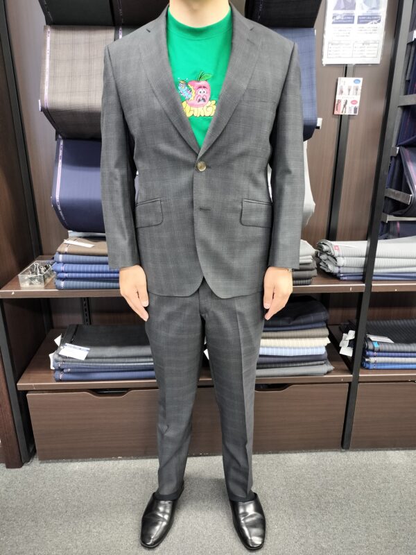 グレーチェックの２つ釦スーツ-大阪心斎橋店スーツコレクション 