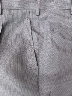 スラックスの脇ポケット、斜めと縦の用途の画像