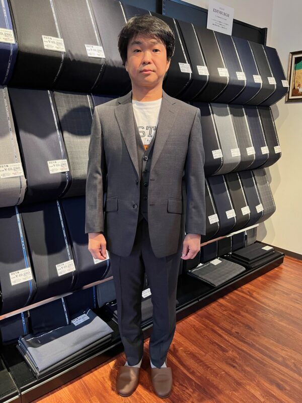 単品でも使いやすい無地チャコールグレーで1着のアイキャッチ画像