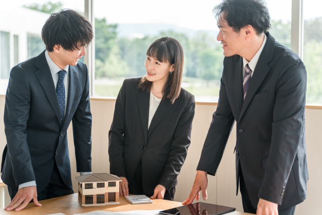 チャコールグレースーツの3つの着こなしポイント