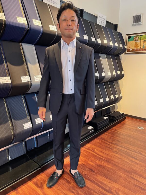 様々なシーンで着用可能なネイビー無地でスタイリッシュな1着のアイキャッチ画像