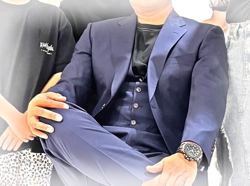 2341 王道のネイビースーツのアイキャッチ画像
