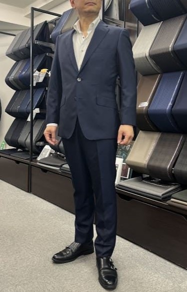 イタリア生地の上品なネイビースーツ-赤羽店スーツコレクション イタリア生地の上品なネイビースーツ-赤羽店スーツコレクション