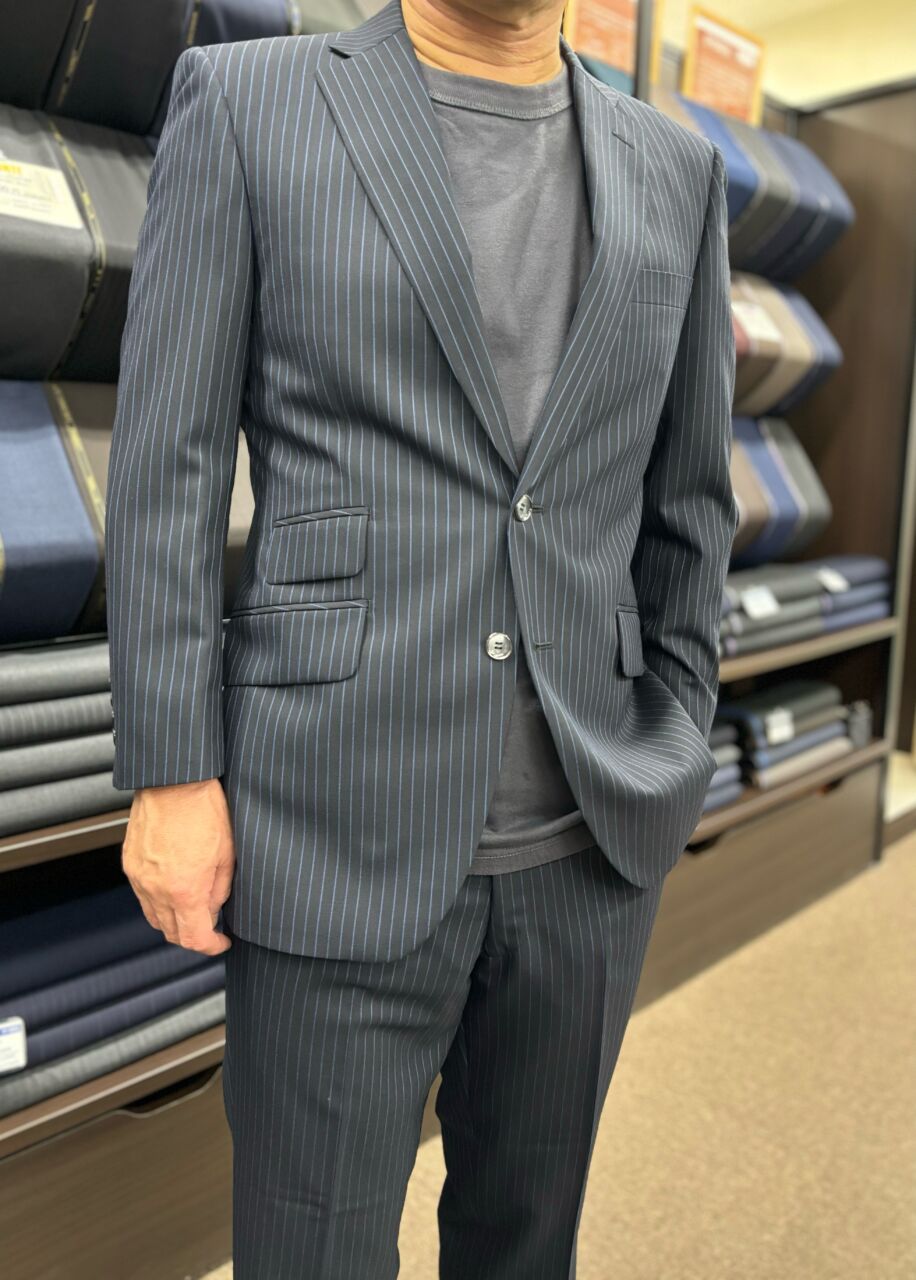 すっきりシルエットの ネイビー×ストライプ-大阪江坂店スーツ