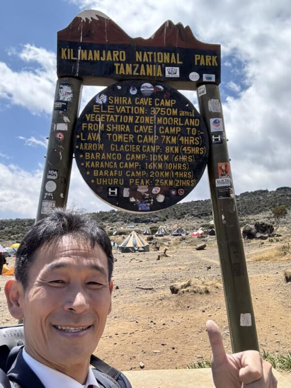 アフリカ大陸最高峰キリマンジャロにSADAのオーダースーツで挑戦中。のアイキャッチ画像