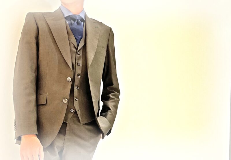 2298 モダンなモカブラウンスーツのアイキャッチ画像