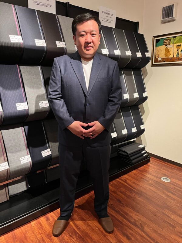 若々しく見えるウインドウペーンでスタイリッシュな1着のアイキャッチ画像