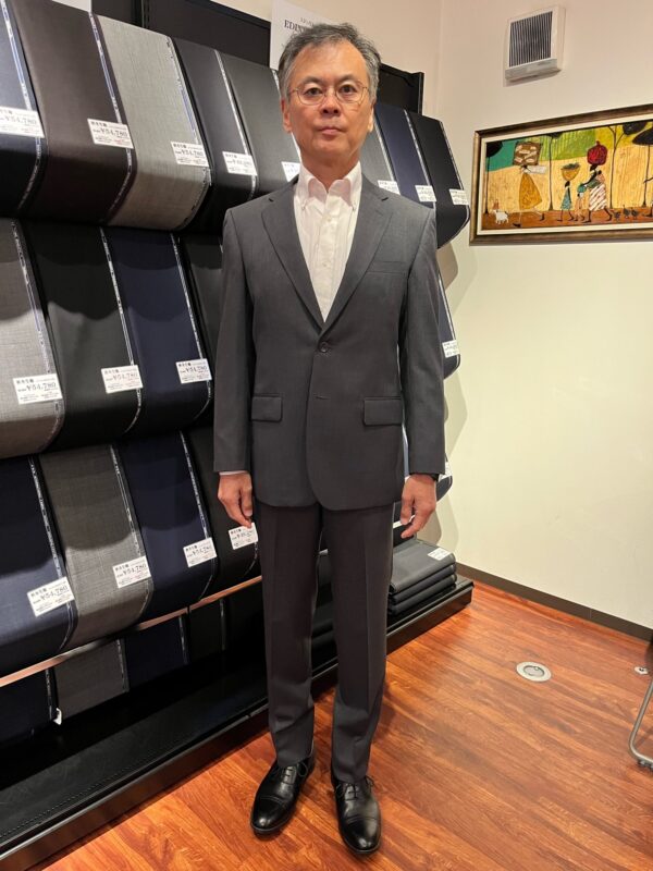 単品使いしやすい無地グレーでタイリッシュな1着のアイキャッチ画像