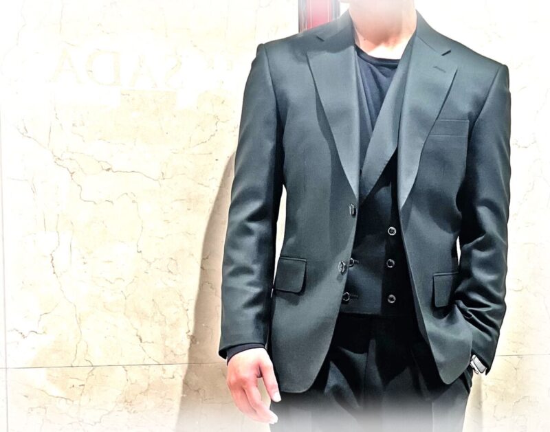 2366 モダンなアーミーグリーンスーツのアイキャッチ画像