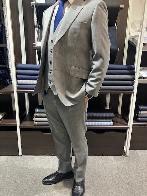 スタイリッシュ!!白に近い【ライトグレー】スーツは街ゆく視線 スタイリッシュ!!白に近い【ライトグレー】スーツは街ゆく視線